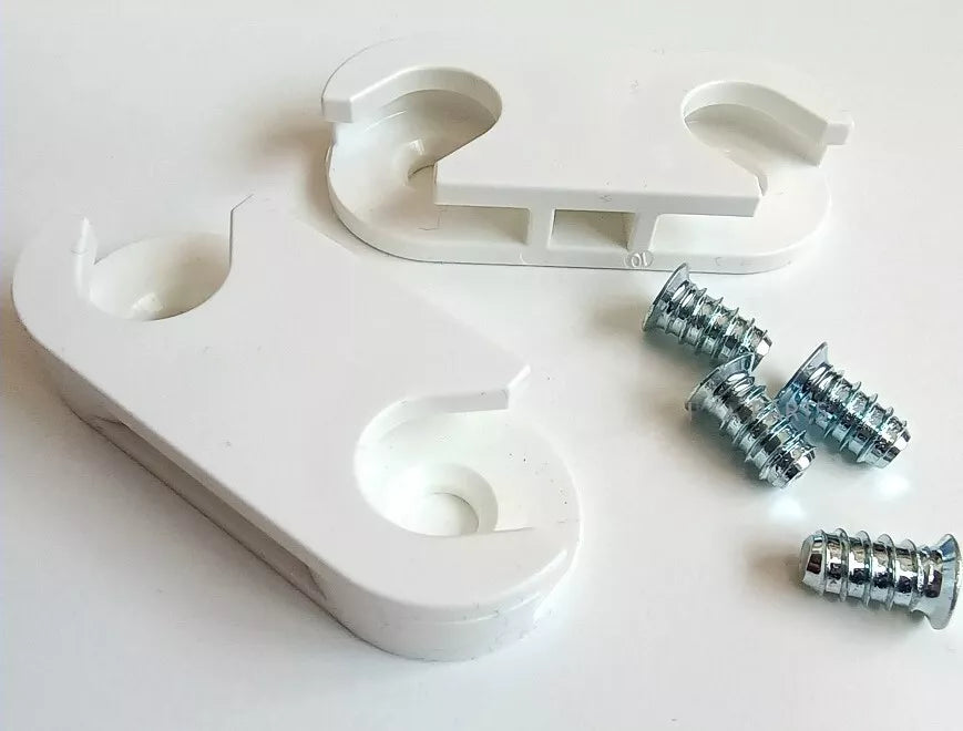 Photo des pièces détachées de remplacement pour IKEA 110364 & 100347. Il s'agit de deux pièces en plastique pour fermeture douce de porte et quatre vis adaptées.