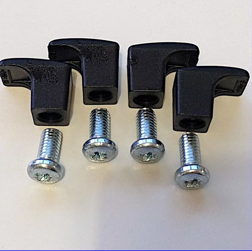 Photo de quatre pièces en plastique noir de référence IKEA 191315. La photo intègre également quatre vis adaptées de référence 105163.